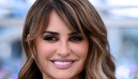 Penélope Cruz incanta Cannes 2026 in black & white: il look balze e foulard