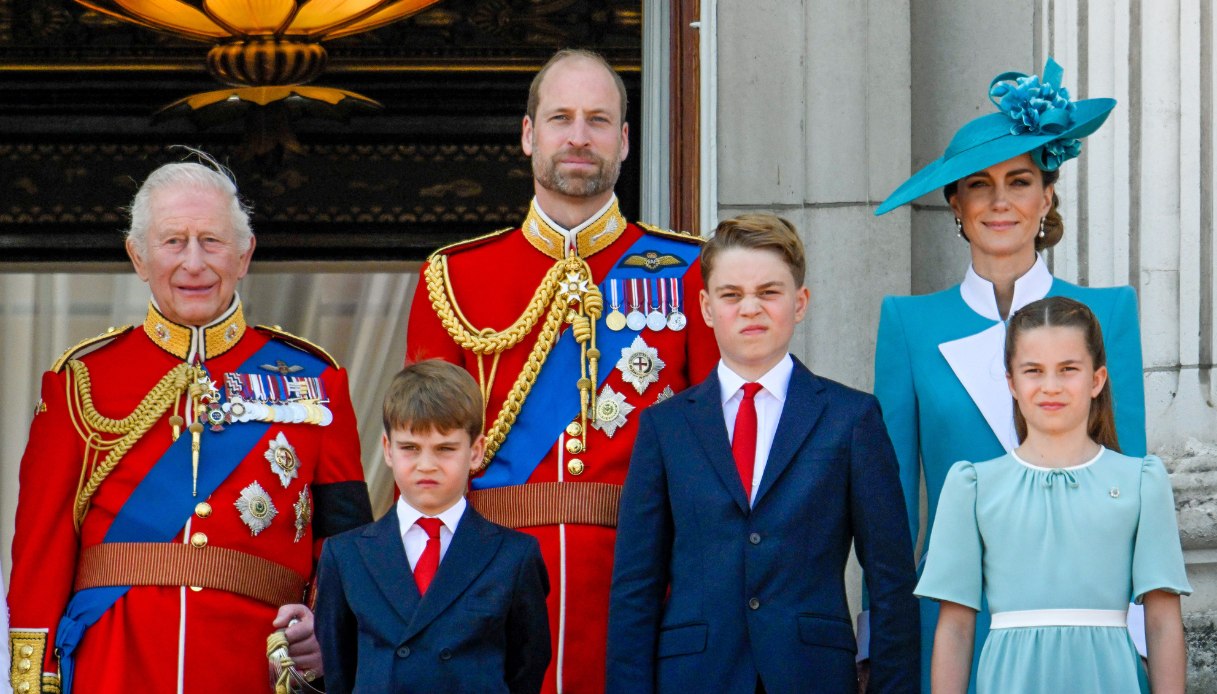Re Carlo III con i Principi del Galles e i loro figli Louis, George e Charlotte