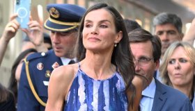 Letizia di Spagna, abito sbracciato e scarpe in corda: il look per combattere il caldo