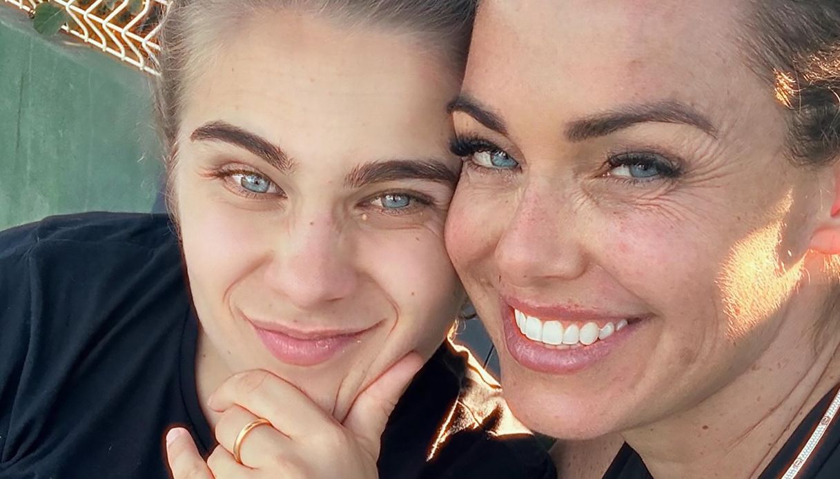 Paolo Bonolis, la figlia ricoverata in ospedale. Sonia Bruganelli: “Giorni difficili”
