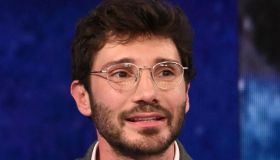 Affari Tuoi, Herbert Ballerina ruba il posto a Stefano De Martino e balla con Martina Miliddi