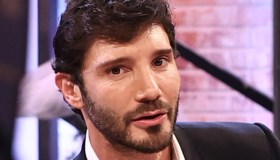 Affari Tuoi, il pacchista ruba la scena a Martina Miliddi. De Martino ride fino alle lacrime: “Che manicomio”
