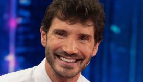 Affari Tuoi, Stefano De Martino si spoglia e travolge Martina: “Scusami”