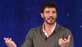 Stefano De Martino “cattivo” su Instagram, grillz d’oro sui denti e look stravolto