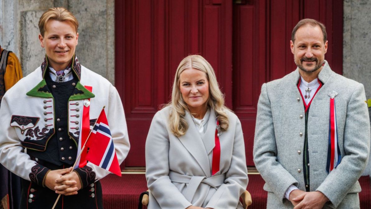 Mette-Marit di Norvegia, il figlio Sverre Magnus costretto a lasciare l’Italia