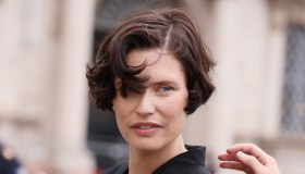 Tra pixie cut estremi e mullet super rock, tutti i tagli corti più coraggiosi da provare per l’estate 2026
