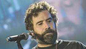 Tommaso Paradiso, le scuse per il microfono scagliato al concerto: “Subentrata la frustrazione”