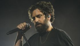 Tommaso Paradiso si arrabbia e lancia il microfono durante il concerto: le scuse