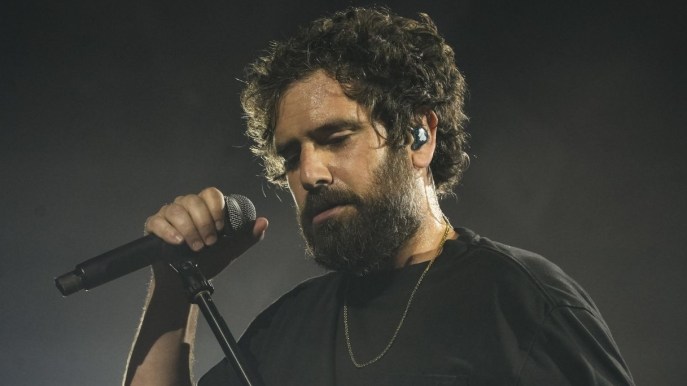 Tommaso Paradiso si arrabbia e lancia il microfono durante il concerto ...