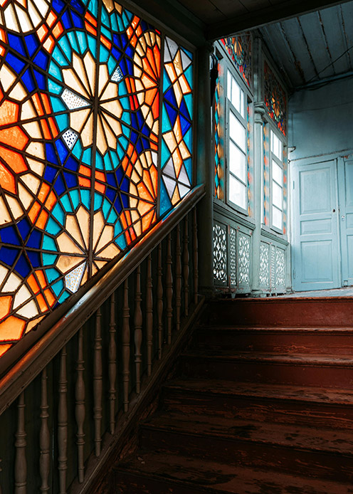Scala in legno con vetrata colorata Art Nouveau in blu, arancio e turchese