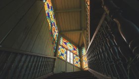 Il ritorno del vetro cattedrale come usare le vetrate colorate per creare giochi di luce in casa