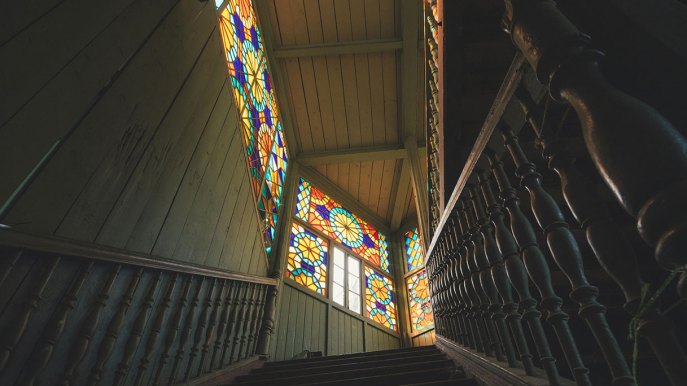 Il ritorno del vetro cattedrale come usare le vetrate colorate per creare giochi di luce in casa