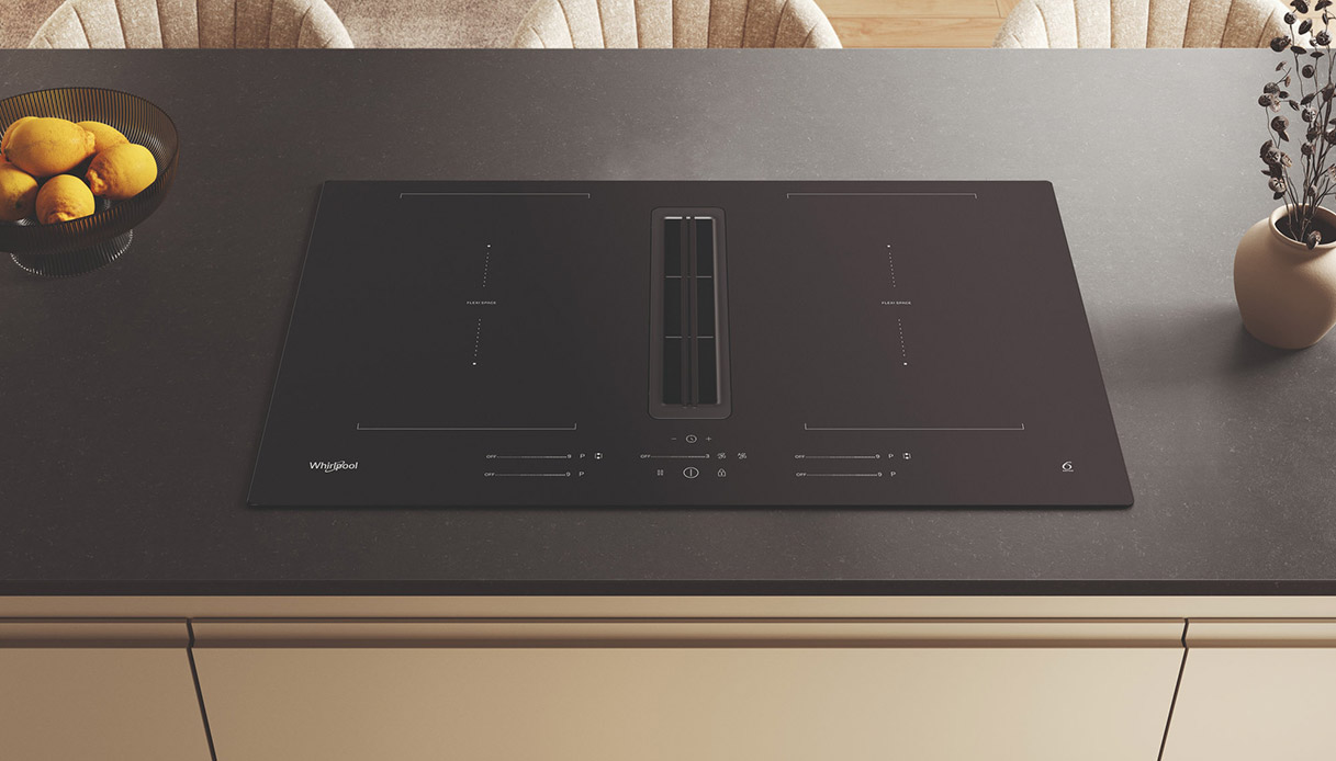 Piano cottura a induzione Whirlpool con aspirazione centrale integrata e finitura opaca nera