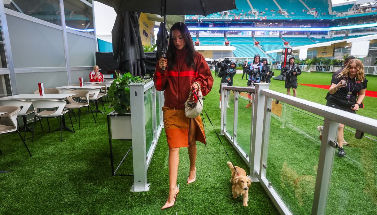 Alexandra Saint Mleux al Gran Premio di Miami con completo Saint Laurent sotto la pioggia