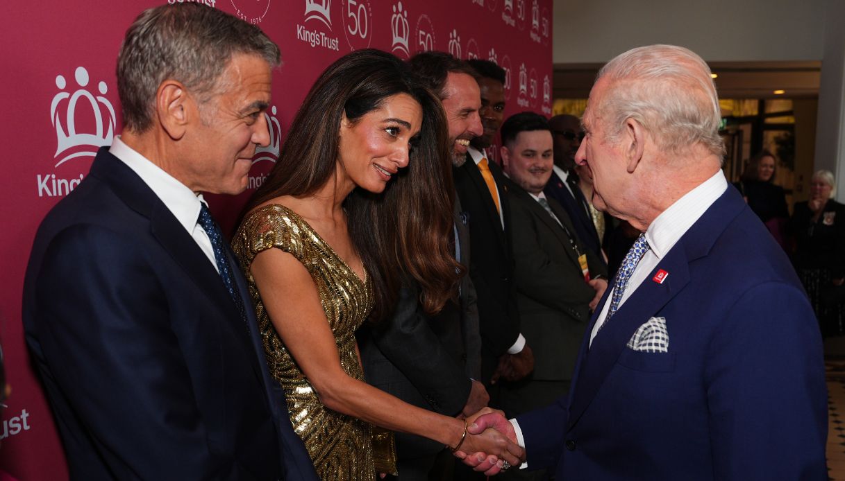 Amal e George Clooney incontrano Re Carlo