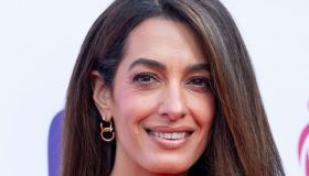 Amal Clooney ricoperta d’oro per l’incontro con Re Carlo risplende con George
