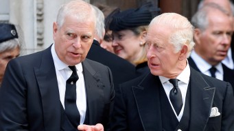 Re Carlo a Sandringham: nessun contatto con il fratello Andrea