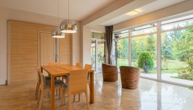 Tendenze arredamento estate 2026, come preparare la casa alla bella stagione