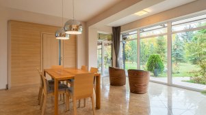 Tendenze arredamento estate 2026, come preparare la casa alla bella stagione
