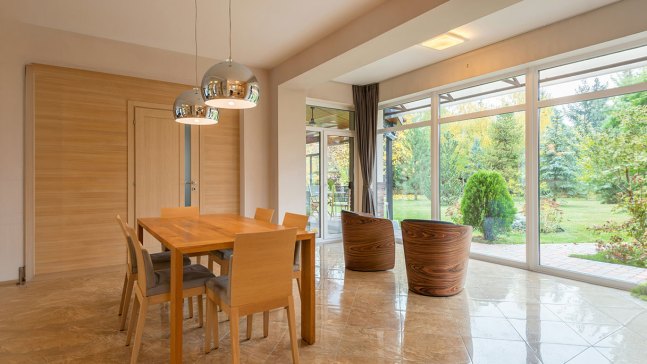 Tendenze arredamento estate 2026, come preparare la casa alla bella stagione
