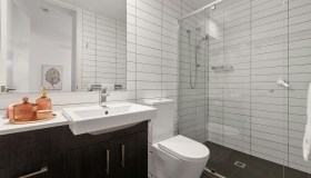 Piastrelle rettangolari in bagno come la geometria semplice ridefinisce lo spazio