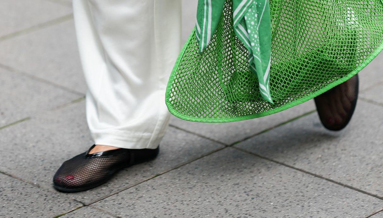 Vedo non vedo: le ballerine a rete sono l’alternativa ai sandali che hanno conquistato lo street style (e anche noi)