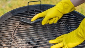 Barbecue, come pulire la griglia e l’interno: i trucchi sullo sgrassatore