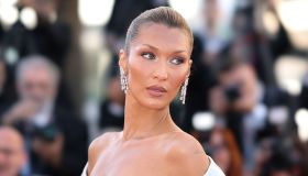 Labbra nude freddissime e matita nera: Bella Hadid a Cannes sgancia la combo perfetta per un make up look sexy ma effortless