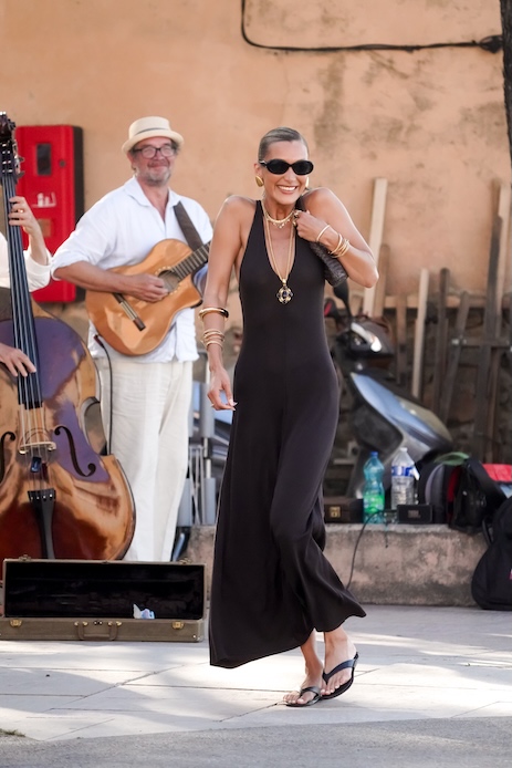 Bella Hadid a Saint-Tropez con abito marrone fluido e sandalo infradito flat