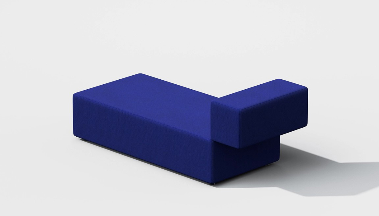 Modulo singolo del divano Bitmap di Todd Bracher per Nii in tessuto blu elettrico, composto da due parallelepipedi di dimensioni diverse uniti lungo uno spigolo, su fondo bianco neutro