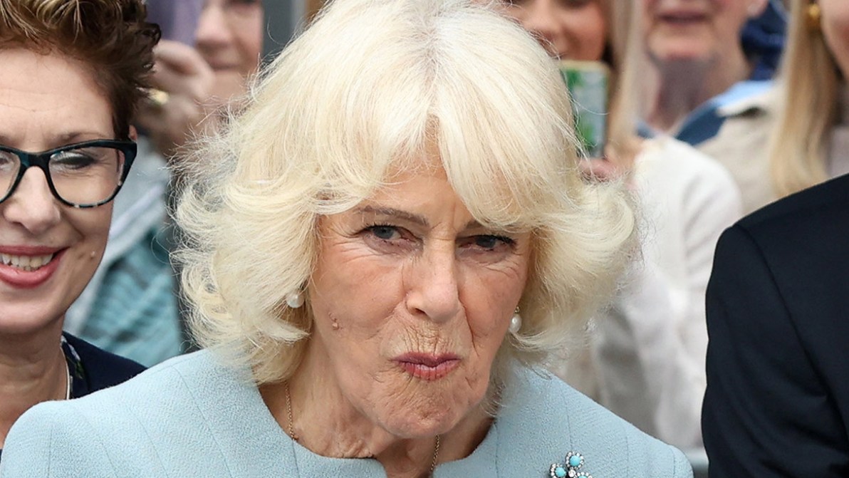 Re Carlo, Camilla cede alla tentazione: in Irlanda del Nord è successo di tutto