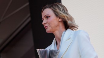 Charlene di Monaco senza rivali col tailleur bianco: prove generali per la F1