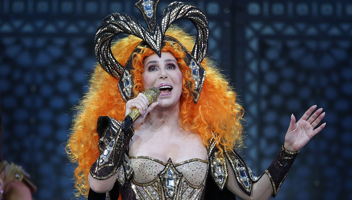Cher compie 80 anni: vita, carriera, scandali e amori di una regina