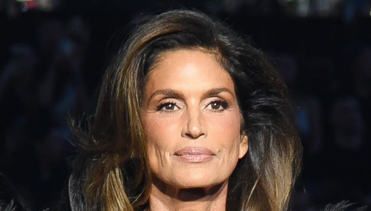 Cindy Crawford torna a sfilare a 60 anni ed è più iconica che mai