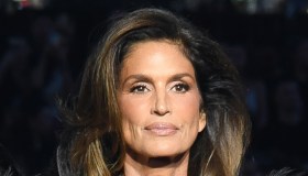 Cindy Crawford torna a sfilare a 60 anni ed è più iconica che mai