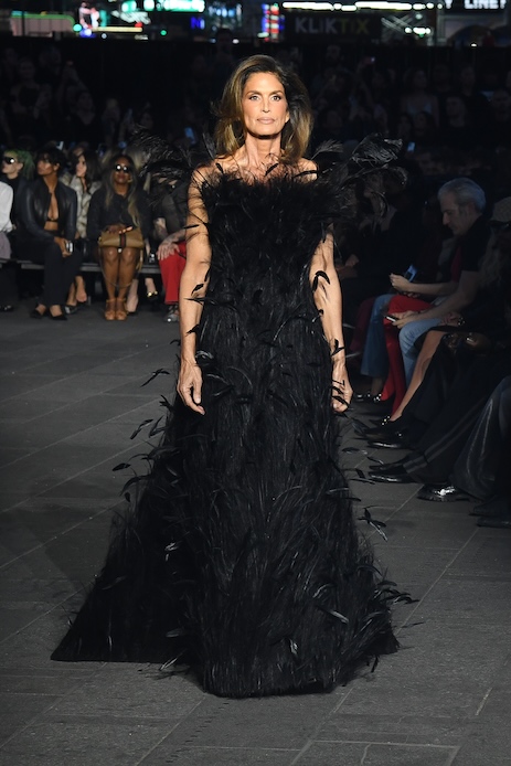 Cindy Crawford in passerella a New York con abito nero di piume