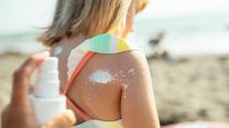 In spiaggia e al mare protetti e sicuri: le migliori creme SPF 50+ per bambini e per tutta la famiglia
