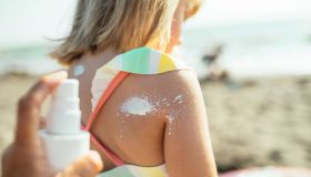 In spiaggia e al mare protetti e sicuri: le migliori creme SPF 50+ per bambini e per tutta la famiglia