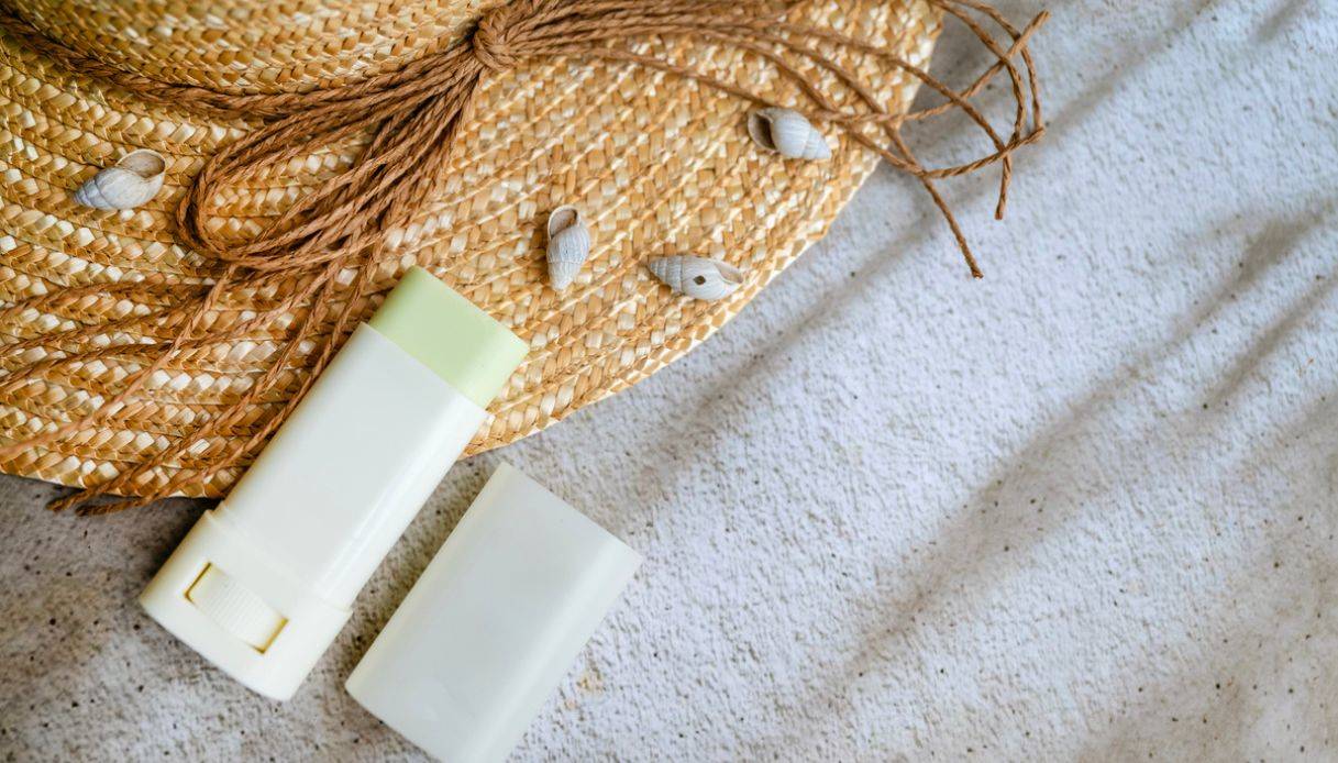Dimentica formati XXL: la crema solare si mette in tasca per una protezione on the go, sempre e comunque