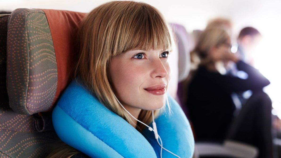 Lo usi in treno, in macchina e in aereo e dici addio al mal di collo. Il cuscino in memory foam è la coccola da viaggio da portare sempre con te