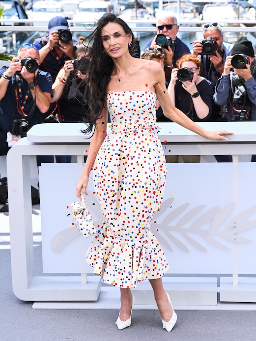 Demi Moore al photocall del Festival di Cannes 2026 con abito Jacquemus strapless a pois colorati