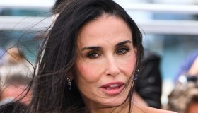 Demi Moore a pois colorati a Cannes 2026, la scelta di stile per il primo giorno di Festival