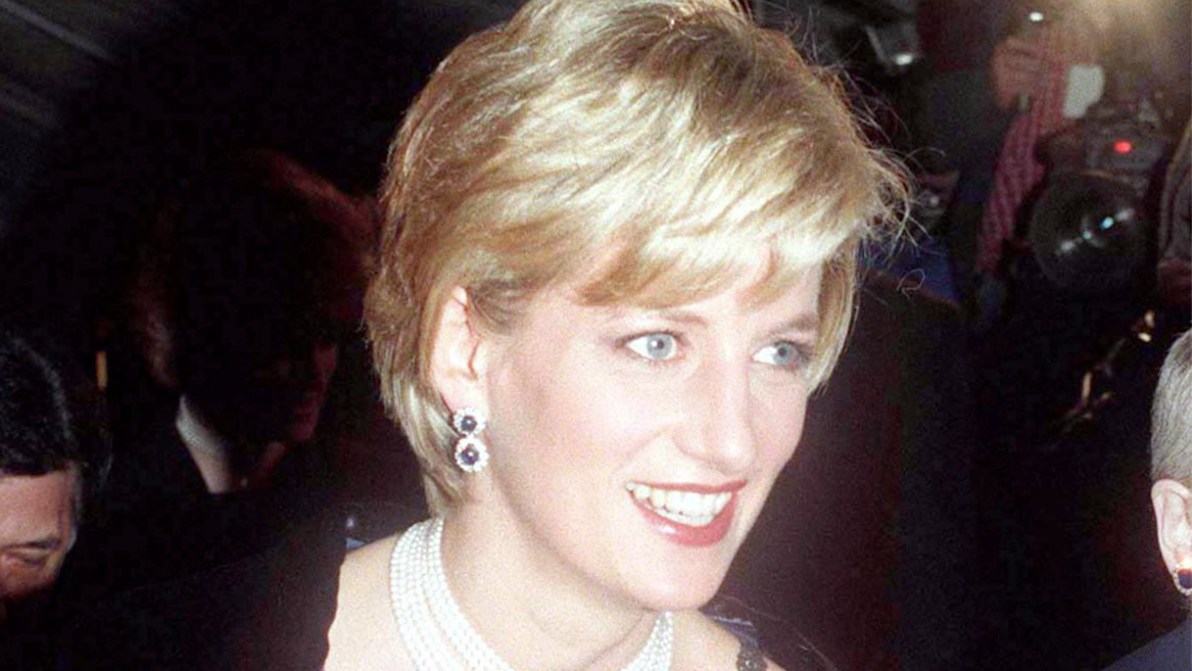 Re Carlo umiliato dopo il divorzio, Lady Diana al Met Gala con il corsetto strappato