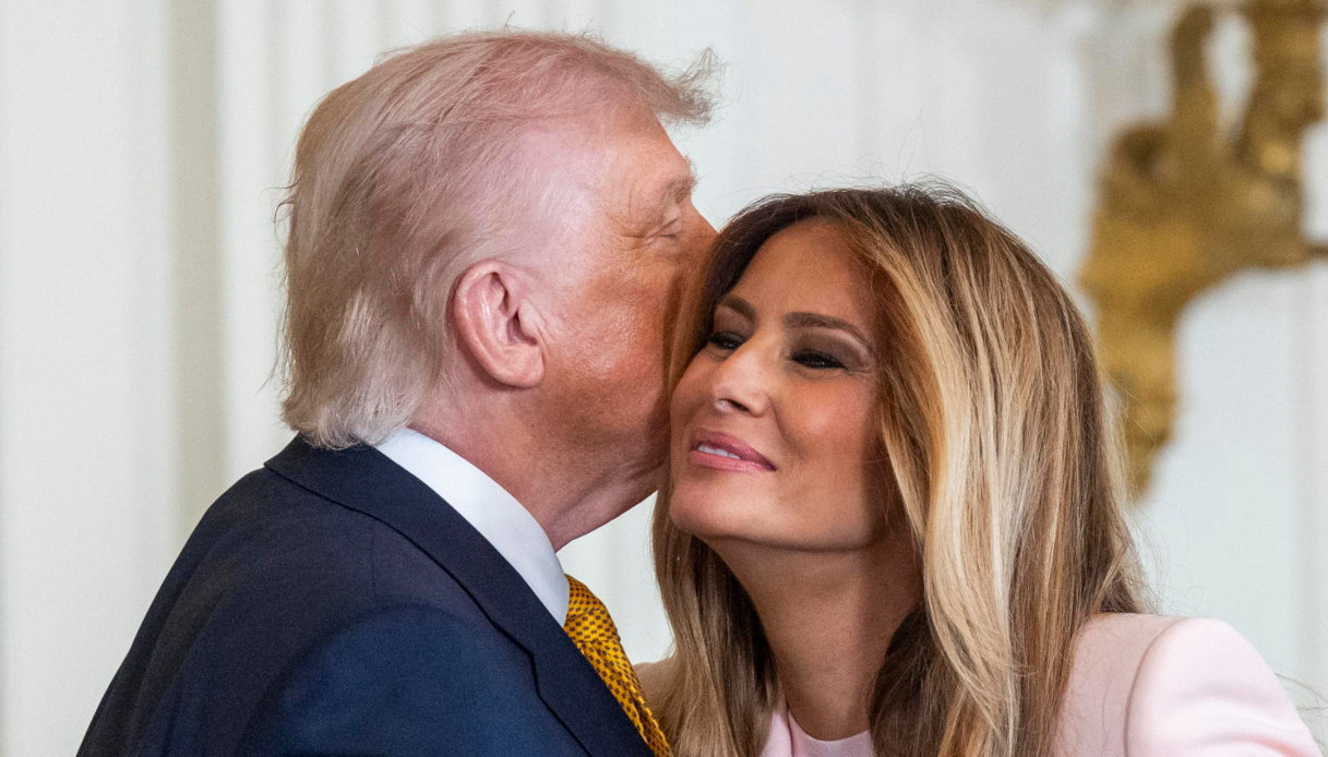 Melania definisce Donald Trump "empatico e premuroso", ride perfino lui: imbarazzo alla Casa Bianca