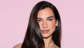 Questa maglia di Dua Lipa è la scelta effortless, anche in versione estiva, da indossare all day