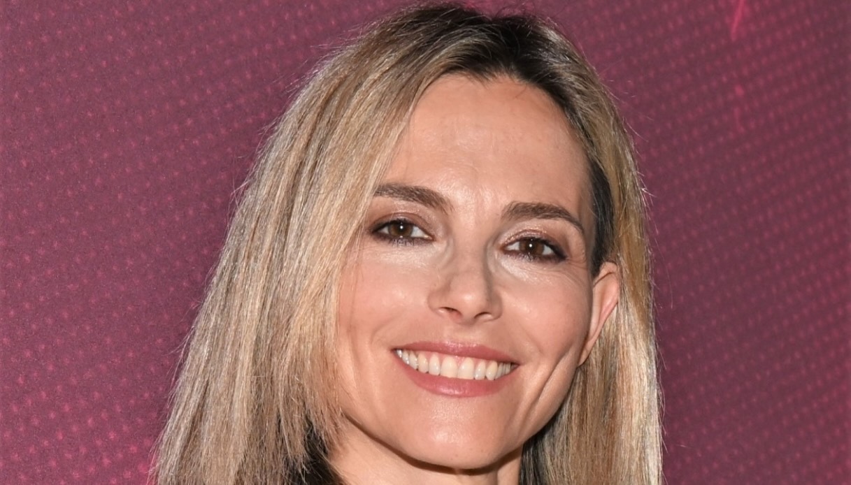 Francesca Fialdini splendida madrina a Milano: il look semplice, ma ricco di stile