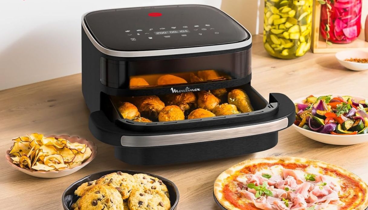 Dalla pizza ai dolci: la friggitrice ad aria che cucina tutto, e per tutti, nella sua versione salvaspazio è in offerta