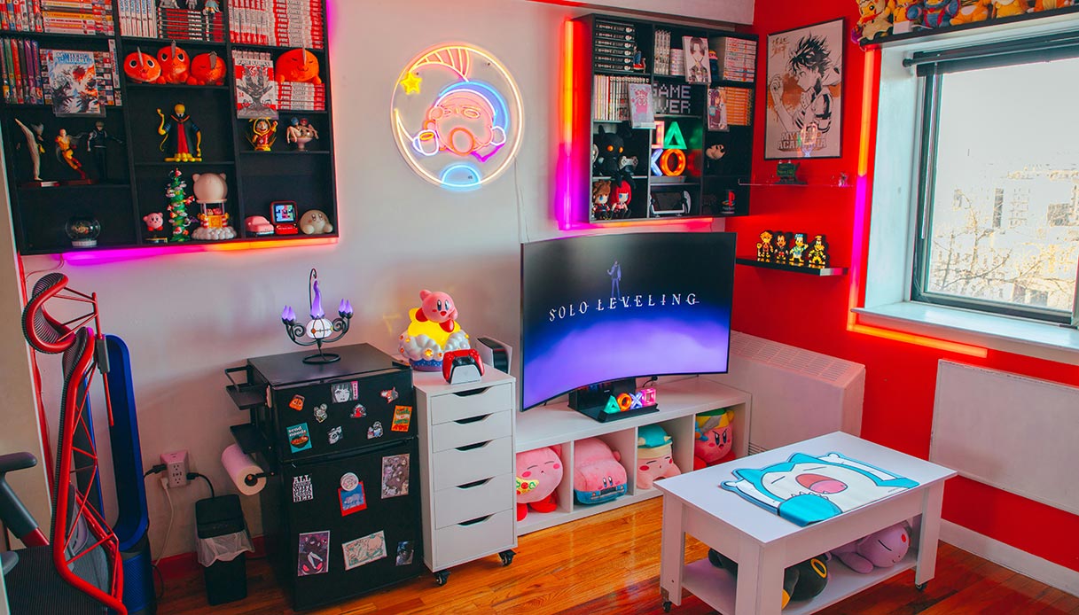 Stanza gaming Gen Z con luci LED neon, TV curva, scaffali di action figure anime e peluche Kirby in stile Cluttercore