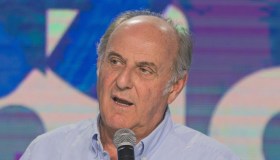 La Ruota della Fortuna, Gerry Scotti e la gaffe su I Cesaroni: “Dopo di noi tutti a letto!”