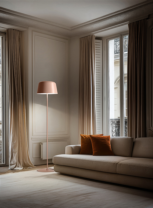 Piantana Joint Delfi con paralume in metallo color peach in un soggiorno con finestre a tutto altezza e divano beige